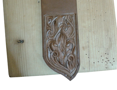 carved Handytasche